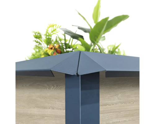 Detailansicht eines Hochbeets mit Metalleinfassung und Pflanzen