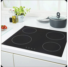 Schwarzes Kochfeld mit vier Kochzonen in einer Küchenumgebung