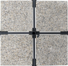 Vier Gehwegplatten mit Sonnenschirmständer