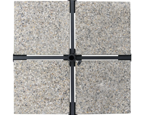 Vier Gehwegplatten mit Sonnenschirmständer