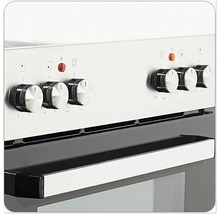 Detailansicht eines Elektroherds mit Bedienknebeln und Griff
