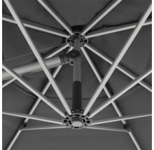 Detailansicht eines geöffneten Sonnenschirms mit Fokus auf das Gestell und die Mechanik