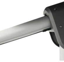 Detailansicht eines Rollladenmechanismus mit Lamellen und Führungsschiene