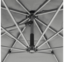 Detailansicht von der Unterseite eines Sonnenschirms mit Streben und Mittelstange