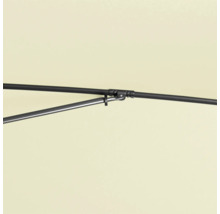 Detailaufnahme des Gestells eines Sonnenschirms