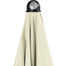 Geschlossener Sonnenschirm mit hellem Bezug