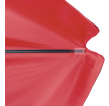 Detailansicht eines roten Sonnenschirms mit schwarzem Schirmstock