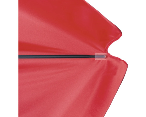 Detailansicht eines roten Sonnenschirms mit schwarzem Schirmstock