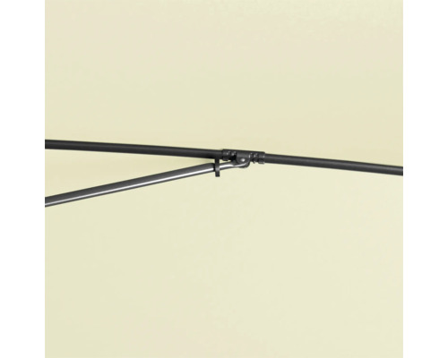 Detailaufnahme eines Sonnenschirmgestells mit Verbindungselementen