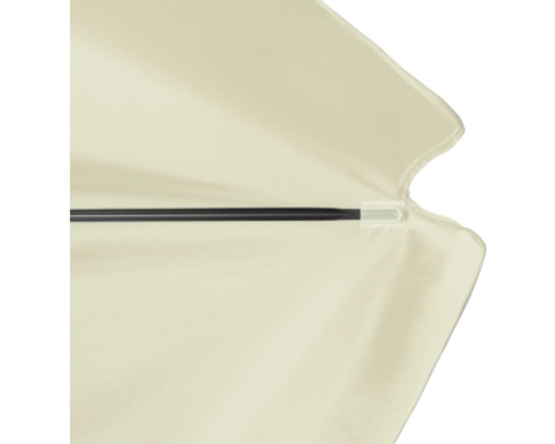 Detailansicht eines Sonnenschirms mit schwarzer Strebe