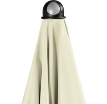 Geschlossener Sonnenschirm mit Schutzhülle