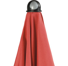 Geschlossener Sonnenschirm mit rotem Stoff