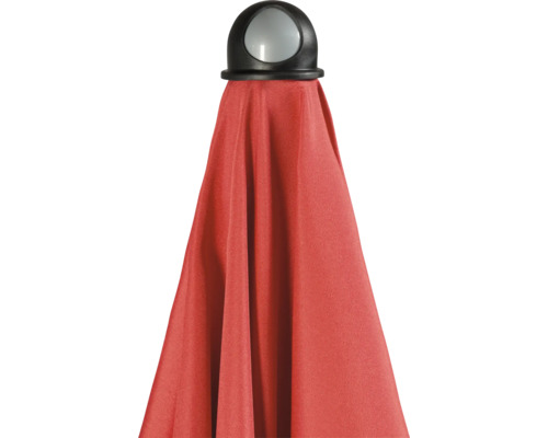 Geschlossener Sonnenschirm mit rotem Stoff