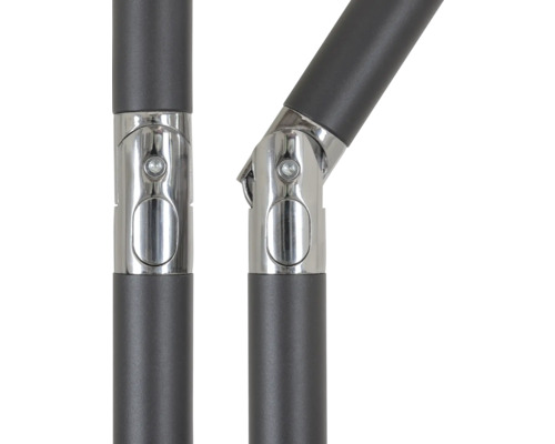 Detailansicht von zwei Sonnenschirmstangen mit silberfarbenen Verbindungselementen