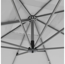 Detailaufnahme eines Sonnenschirms von unten, der das Gestell und die Konstruktion zeigt