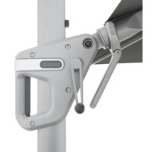 Detailansicht eines Sonnenschirms mit Doppler Logo und Kurbel