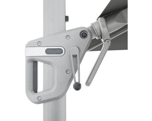 Detailansicht eines Sonnenschirms mit Doppler Logo und Kurbel