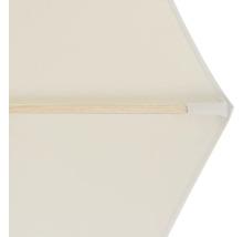 Detailansicht eines Sonnenschirms mit hellem Stoff und Holzstreben