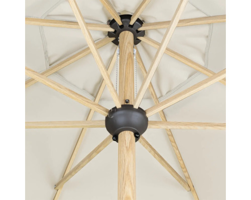 Detailansicht von einem Gartenschirm mit Holzgestell und Mittelstange