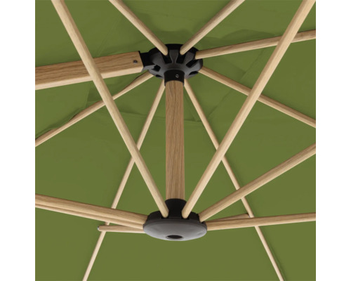 Unteransicht eines Sonnenschirms mit Holzgestell und Schirmdach