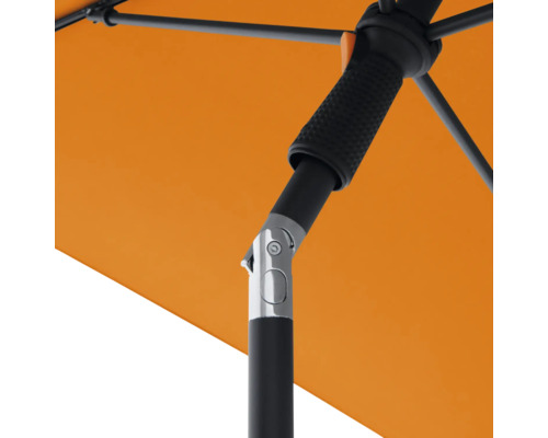 Detailaufnahme eines Sonnenschirms mit schwarzem Gestell und orangefarbenem Schirmdach