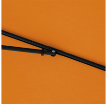 Detailansicht eines Sonnenschirms mit schwarzem Gestell