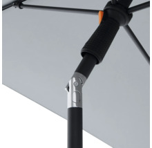 Detailaufnahme eines Sonnenschirms mit schwarzem Gestell und hellgrauem Schirmstoff.