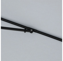 Detailaufnahme eines Sonnenschirms mit Metallgestell