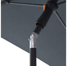 Detailansicht eines Sonnenschirms mit Knickgelenk und Handkurbel