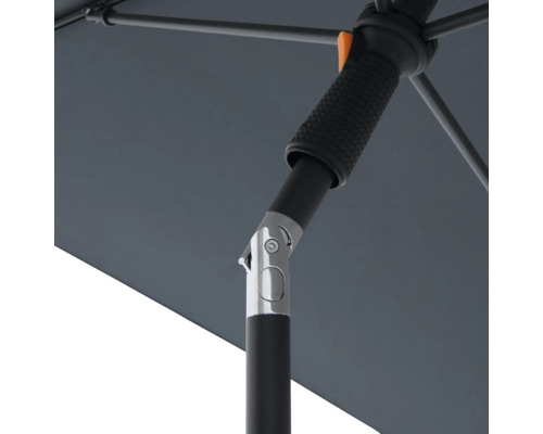 Detailansicht eines Sonnenschirms mit Knickgelenk und Handkurbel