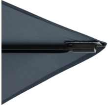 Detailansicht eines Sonnenschirms mit Metallgestell
