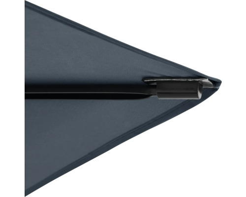 Detailansicht eines Sonnenschirms mit Metallgestell