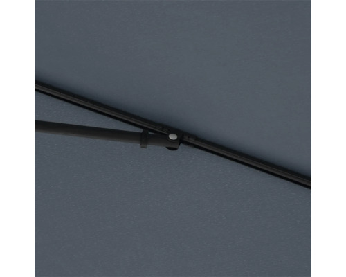 Detailansicht eines Sonnenschirms mit Streben und Bezug