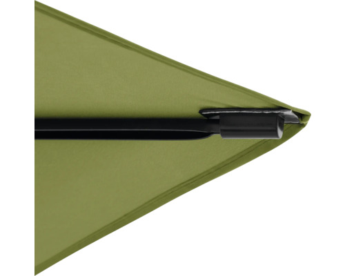 Detailansicht eines Sonnenschirms mit schwarzem Gestell