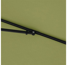 Detailansicht eines Sonnenschirms mit schwarzem Gestell