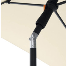 Detailansicht eines Sonnenschirms mit schwarzem Gestell und hellem Schirmdach