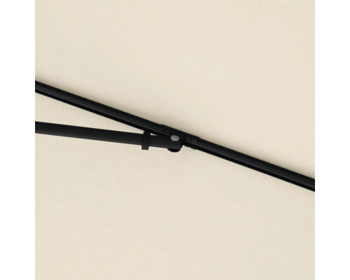 Detailaufnahme eines Sonnenschirms mit schwarzem Gestell und hellen Bezug