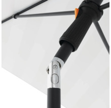 Detailansicht eines Sonnenschirms mit Griff und Gelenkstück