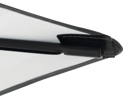 Detailansicht eines Sonnenschirms mit schwarzem Gestell und Stoffbespannung