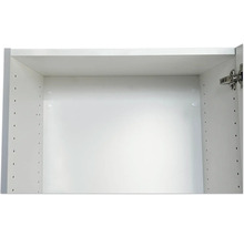 Innenansicht eines weißen Küchenschranks mit Löchern für verstellbare Regalböden