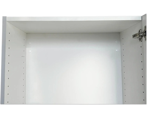 Innenansicht eines weißen Küchenschranks mit Löchern für verstellbare Regalböden