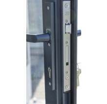 Nahaufnahme eines Türbeschlags mit Schlüssel und Griff