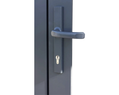 Detailansicht einer grauen Tür mit Griff und Yale-Schloss