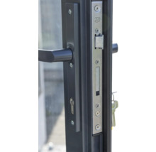 Nahaufnahme eines Türschlosses mit Griff und Schlüsseln