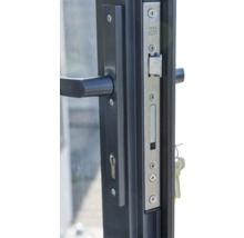 Nahaufnahme eines Türschlosses mit Griff und Schlüssel