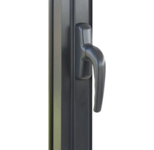 Detailaufnahme eines Fenstergriffs an einem Fensterrahmen