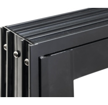 Detailansicht eines Aluminiumfensterrahmens mit Schrauben