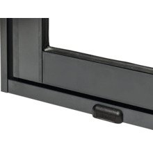 Detailansicht eines schwarzen Kunststoff-Fensterrahmens mit Verriegelung