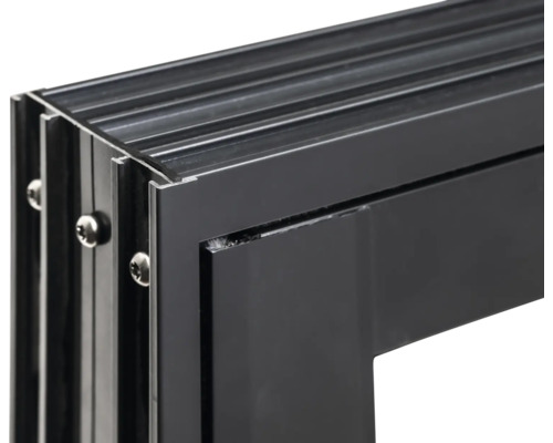 Detailansicht eines schwarzen Aluminiumfensterrahmens mit Schrauben