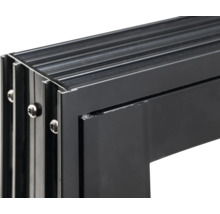Detailansicht eines schwarzen Aluminiumfensterrahmens mit Schrauben